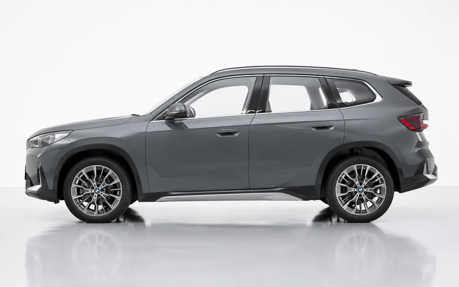 BMW X1 sDrive20i серый — профиль
