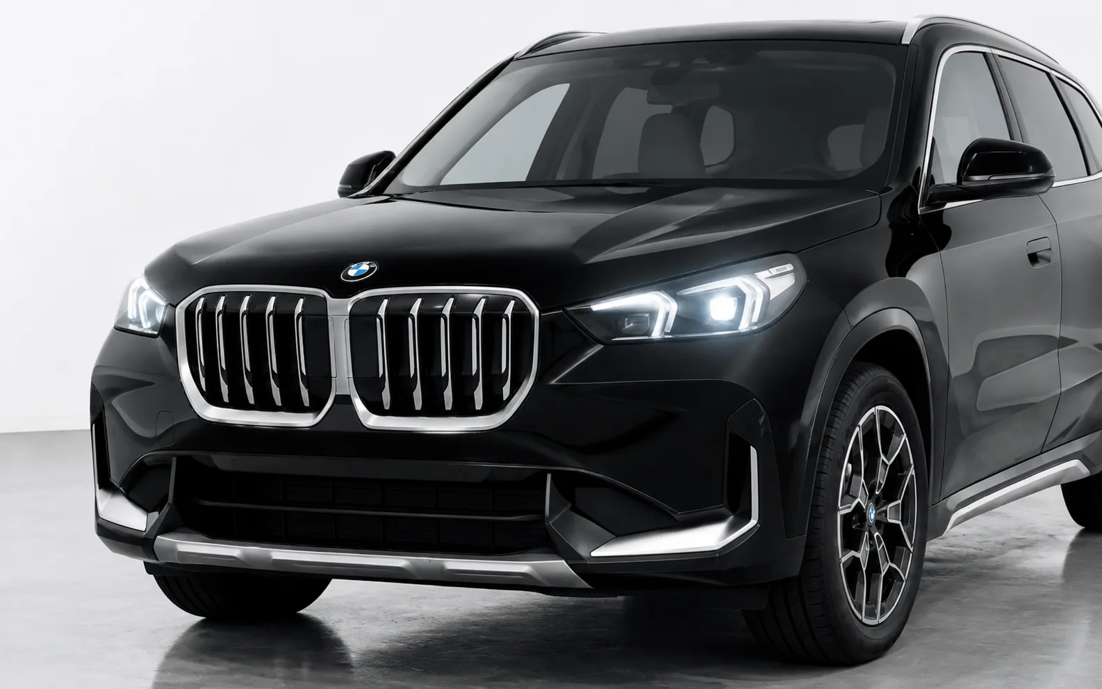 BMW X1 sDrive20Li чёрный — ракурс спереди