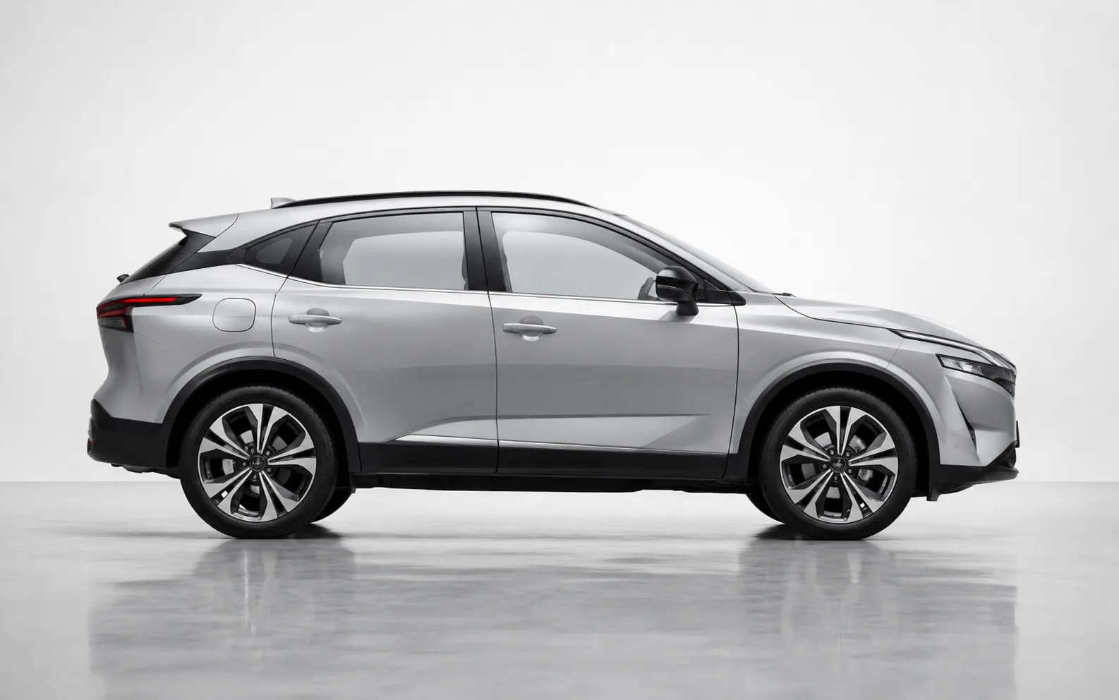 Nissan Qashqai серебристый — профиль