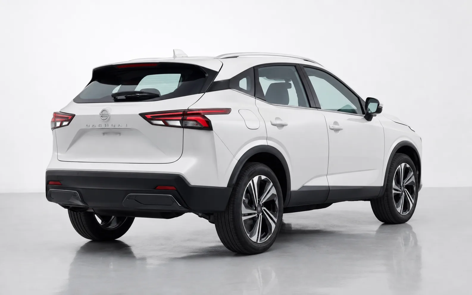 Nissan Qashqai белый — вид сзади