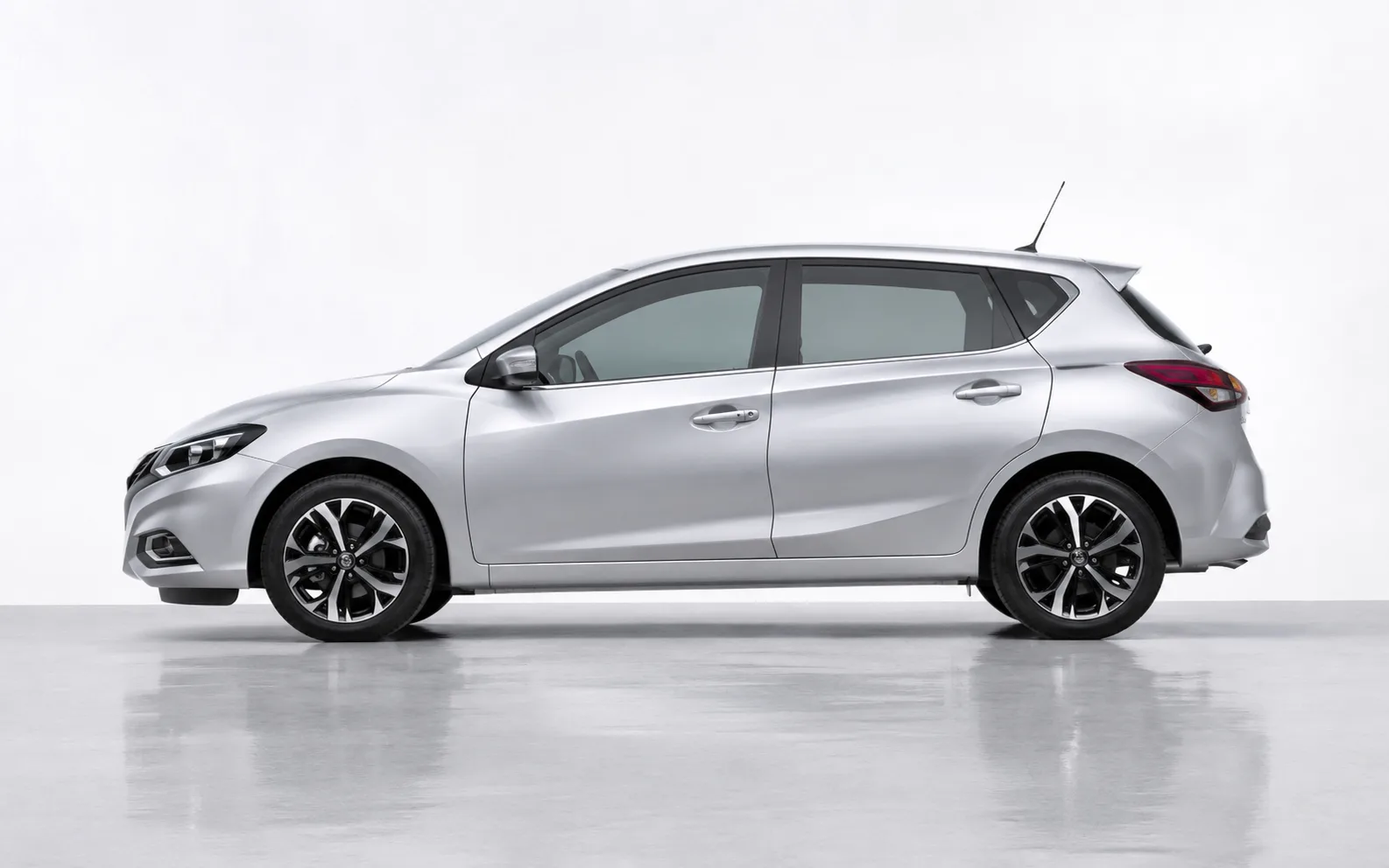 Nissan Tiida серебристый — профиль