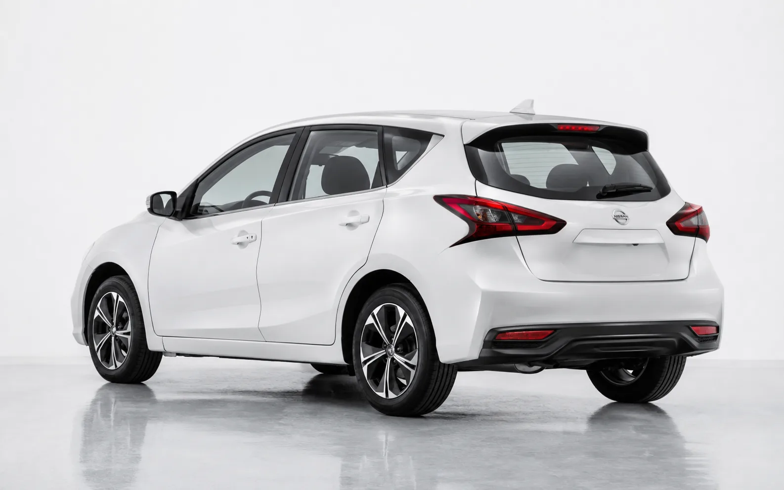 Nissan Tiida белый — вид сзади